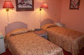 Гостиница Арктика Салехард  Двухместный номер с 2 отдельными кроватями и общей ванной комнатой-3